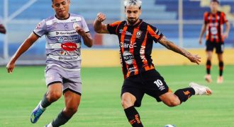 El volante Gregori Díaz (d.), por conectar el balón ante la marca de Melvin Cartagena, de Metapán, en la ida de cuartos del Apertura 2025. Foto: Cortesía CD Águila