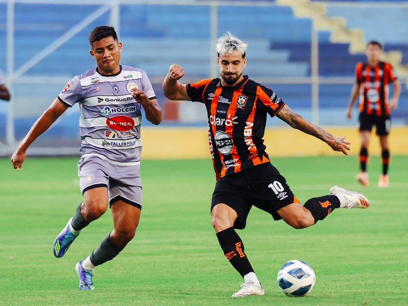 El volante Gregori Díaz (d.), por conectar el balón ante la marca de Melvin Cartagena, de Metapán, en la ida de cuartos del Apertura 2025. Foto: Cortesía CD Águila
