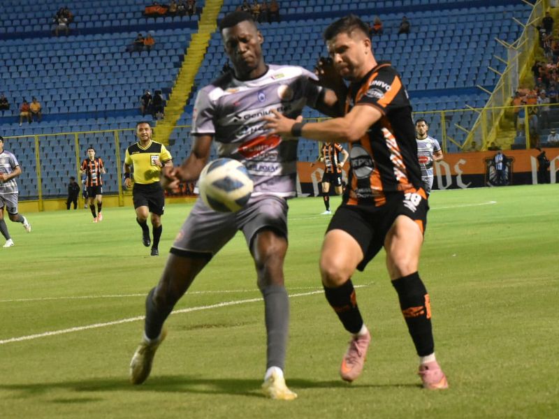 Duelo Águila vs. Metapán, en los cuartos de ida del Apertura 2025. Foto: Cortesía Carlos Godoy