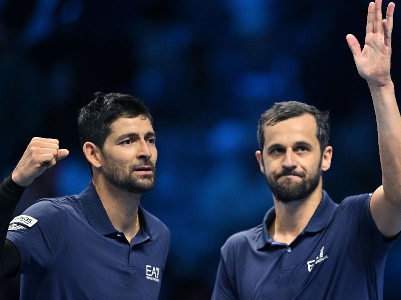 Marcelo Arévalo de El Salvador en acción durante el partido Round Robin de dobles contra Christian Harrison de EE.UU. y Evan King de EE.UU. en las finales de la ATP en Turín, Italia, el 12 de noviembre de 2025. Foto: EFE/Alessandro Di Marco