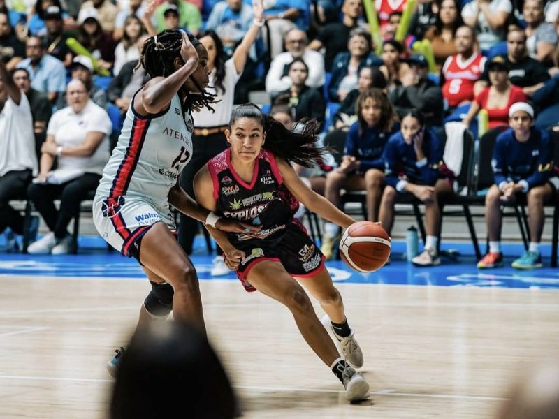La salvadoreña Hillary Martínez (d.) busca superar una marca rival, durante uno de los juegos de las finales en Puerto Rico. Foto: Cortesía @BSNFPUR