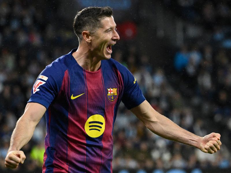 El delantero del Barcelona, Robert Lewandowski, festeja su segundo gol al Celta de Vigo. Foto: EDH AFP