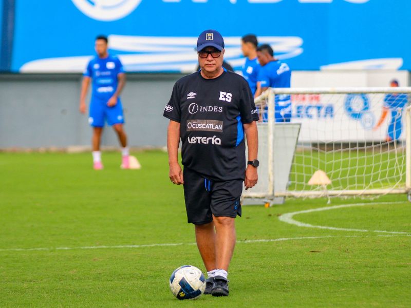 Entrenamiento de la Selecta, para los últimos dos partidos ante Surinam y Panamá, por las eliminatorias mundialistas. En la práctica, el DT Hernán Darío "Bolillo" Gómez. Foto: Cortesía Fesfut/LaSelecta