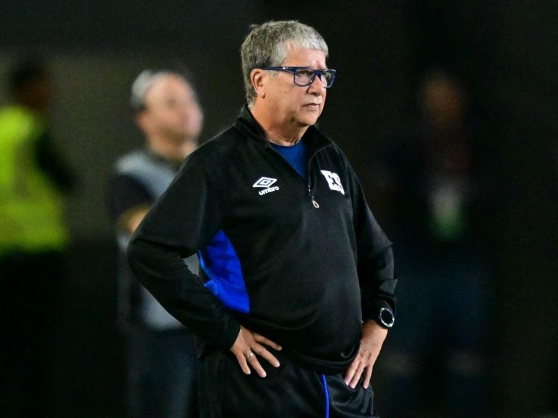 El DT "Bolillo" Gómez, en el juego de la Selecta vs. Panamá. Foto: EDH AFP