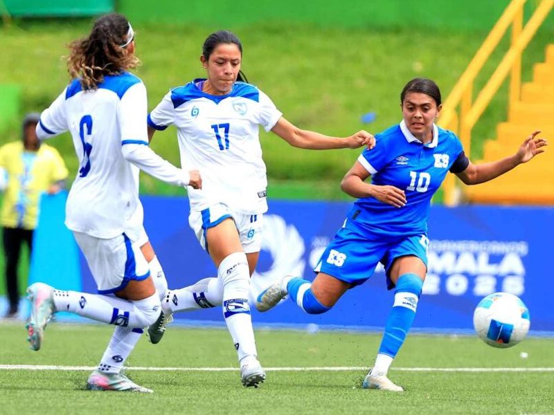 La delantera Brenda Cerén, en un juego con la Selecta Femenina, en los Juegos C.A. Foto: Cortesía Indes