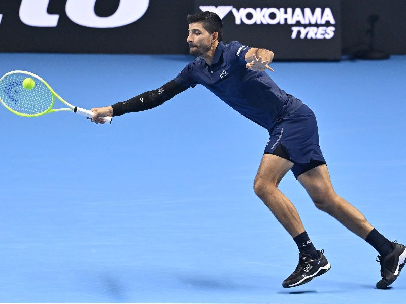 El sonsonateco Chelo Arévalo devuelve un servicio, en un partido de Maestros, en las Nitto Finales ATP de dobles, en Turín, Italia. Foto: EDH EFE