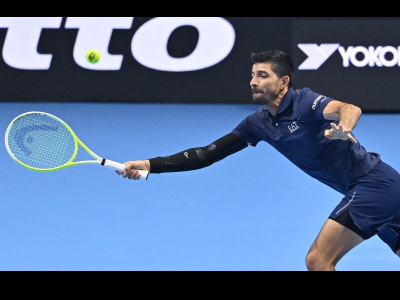 El sonsonateco Chelo Arévalo devuelve un servicio, en un partido de Maestros, en las Nitto Finales ATP de dobles, en Turín, Italia. Foto: EDH EFE