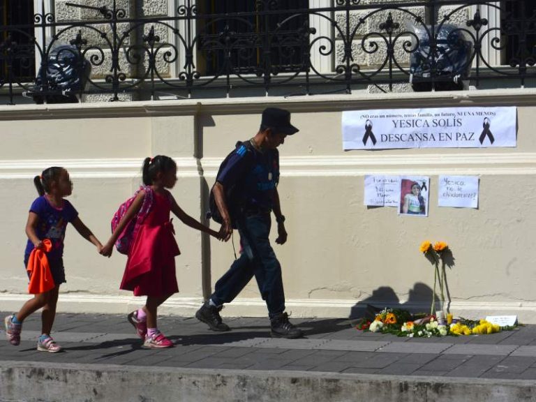 EDC Altar a Jessica Solís, mujer asesinada frente al palacio nacional y centro historico de san salvador por militar