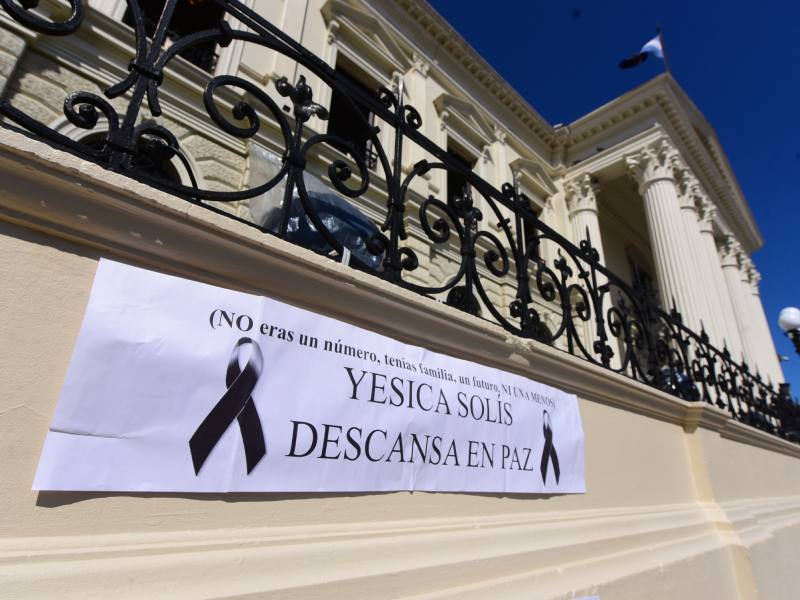 EDC Altar a Jessica Solís, mujer asesinada frente al palacio nacional y centro historico de san salvador por militar