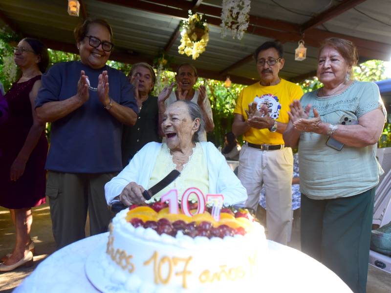 cumpleaños 107 de Ana Cecilia Viuda de Cea, adulto mayor, abuela, anciana
