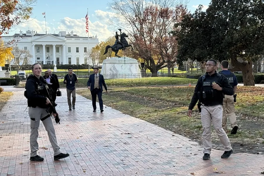 Integrantes del Servicio Secreto de los Estados Unidos custodian la entrada de la Casa Blanca este miércoles, en Washington (EE.UU.). EFE/ Octavio Guzmán