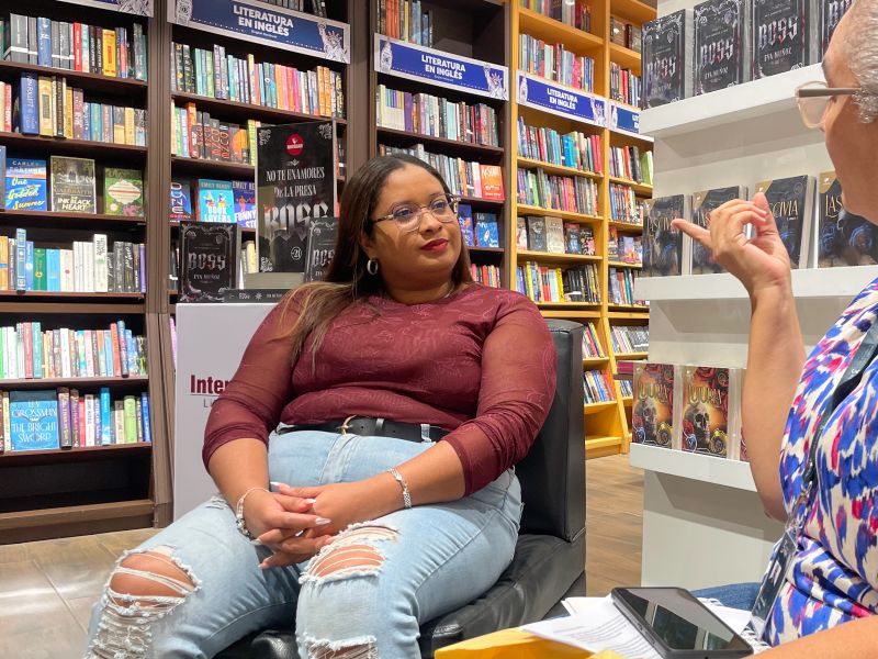 Escritora Eva Muñoz en El Salvador