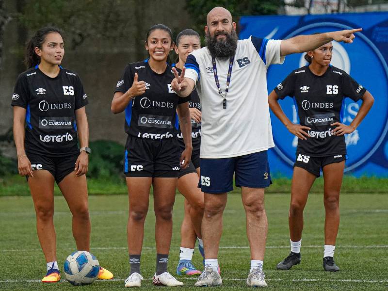 Eric Acuna Selecta Femenina El Salvador
