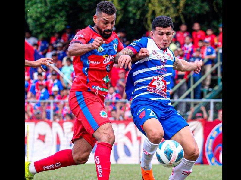 Partido de cuartos entre CD Cacahuatique vs. CD FAS. En acción, el defensor Rudy Clavel (d.). Foto: Cortesía CD FAS