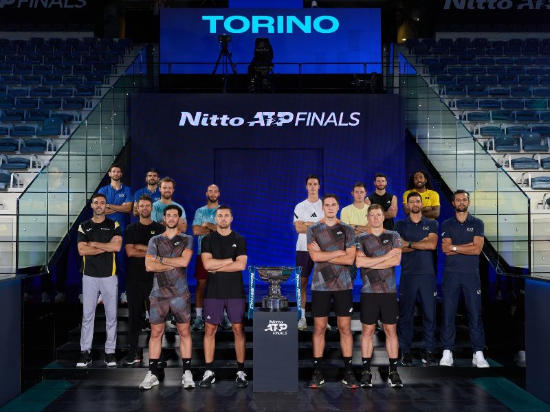 Chelo Arévalo (d., segunda fila), junto a su compañero Mate Pavic, en la antesala de las Nitto Finales ATP. Foto: Imagen de carácter ilustrativo y no comercial/https://x.com/atptour/status/1987150419433333004?s=20 - ATP Tour - @atptour