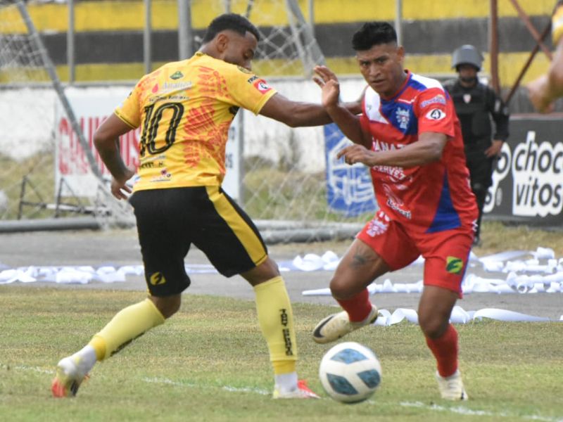 Partido de cuartos entre CD Platense vs. L.Á. Firpo. En acción, el volante Víctor García (d.). Foto: Cortesía L.Á,. Firpo