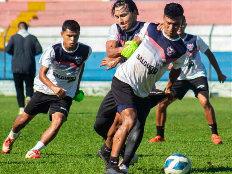Duelo cerrado. Los pamperos Erivan Flores (c. atrás) y Víctor García buscan el balón, en la práctica. Foto: Cortesía L.Á. Firpo