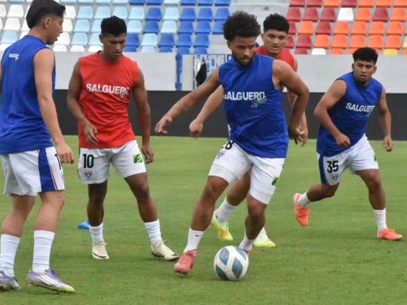 El ofensivo Lucas Dos Santos (c), de Firpo, en el calentamiento de los pamperos, en el "Mágico" González. Foto: Cortesía L.Á. Firpo
