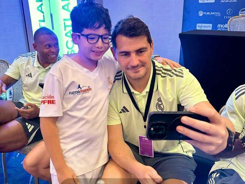 Iker Casillas con un alumno de Fundamadrid ESA. Foto: Cortesía Fundamadrid ESA