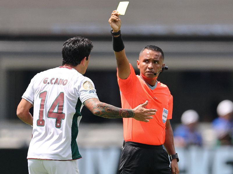El árbitro salvadoreño, Iván Barton, en un partido internacional. Foto: EDH AFP