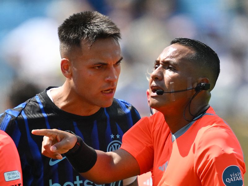 El árbitro salvadoreño, Iván Barton, en un partido internacional. Foto: EDH AFP
