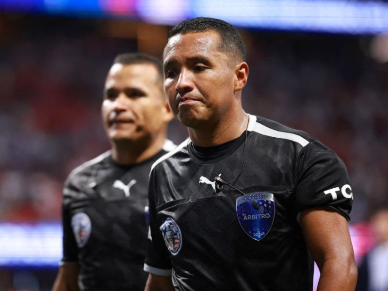 El árbitro salvadoreño, Iván Barton, tras un juego de la Copa América Conmebol 2024, en Estados Unidos. Foto: EDH AFP