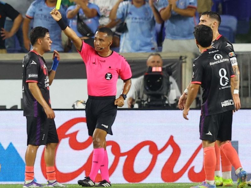 El árbitro salvadoreño Iván Barton, en un partido de la League Cup Series. Foto: EDH AFP