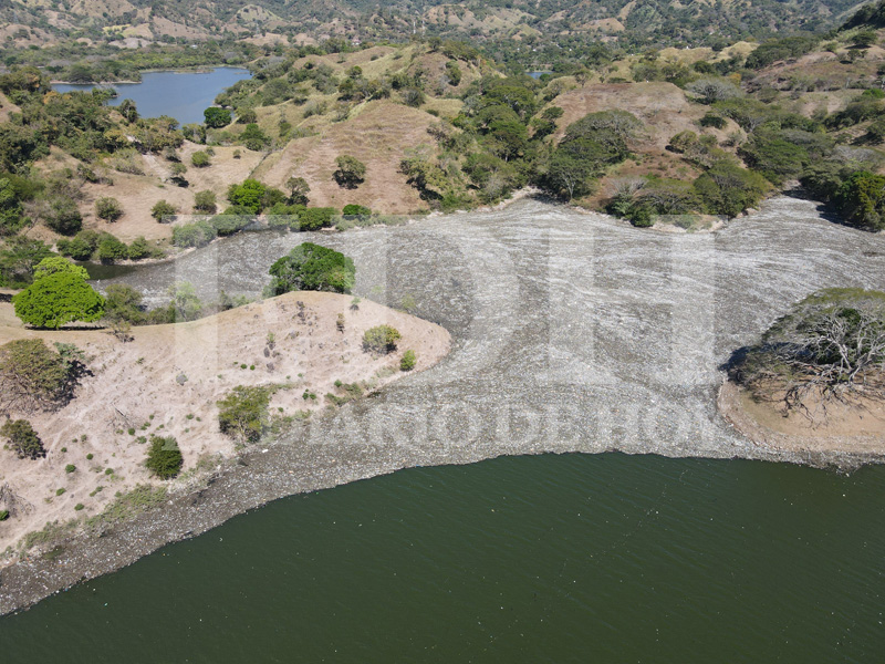 Vista de drone de la dimensión de la acumulación de plástico y otros desechos en una parte del embalse Cerrón Grande. Foto EDH / Jessica Orellana.