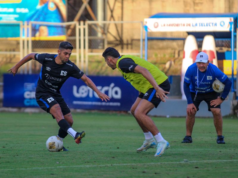 Entrenamiento de la Selecta, para los últimos dos partidos ante Surinam y Panamá, por las eliminatorias mundialistas. En la práctica, el ofensivo Jairo Henríquez. Foto: Cortesía Fesfut/LaSelecta
