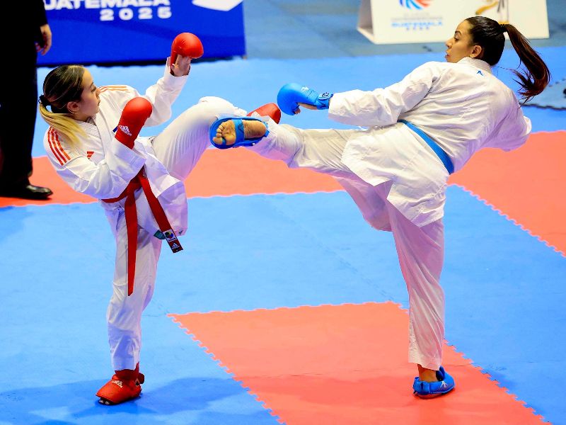 La karateca Gaby Izaguirre (i.), en pleno combate de la medalla de oro en los Juegos C.A., por la categoría de -61 kilos. Foto: Cortesía Indes