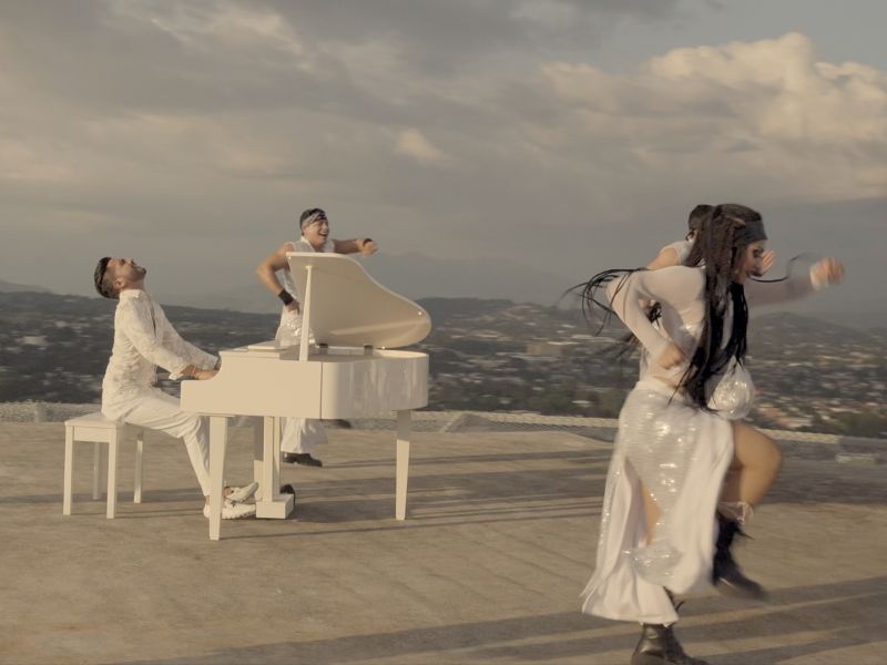 Pianista Andrés Ángel graba su nuevo videoclip en lo alto de Millennium Plaza