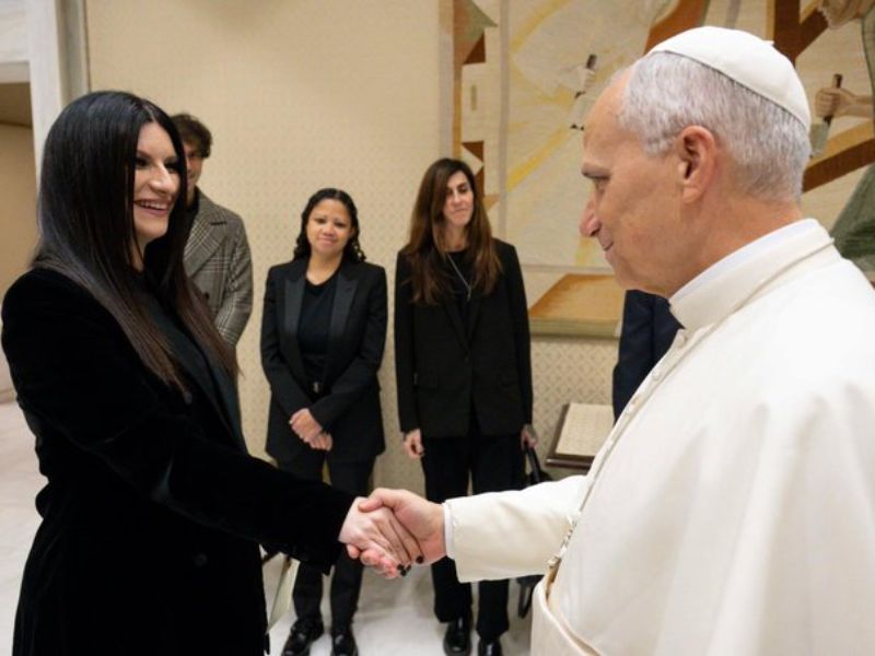 El Papa León XIV recibe en el Vaticano a la cantante Laura Pausini