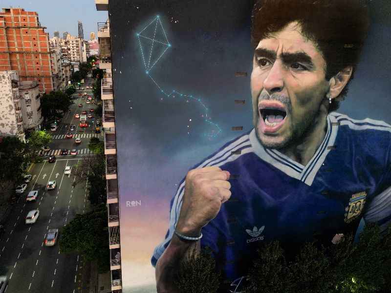Una ilustración de Diego Maradona, en un edificio en Argentina. Foto: EDH AFP