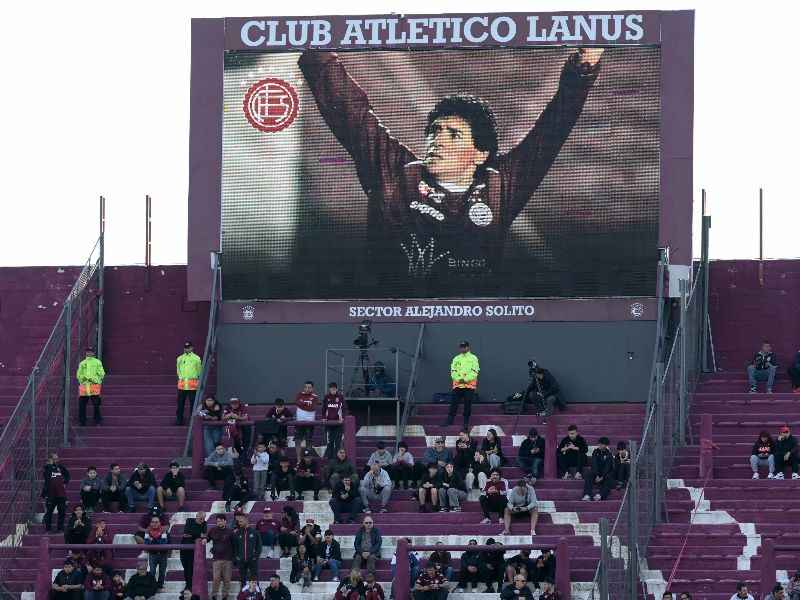 Diego Armando Maradona, en un homenaje en el estadio. Foto: EDH AFP