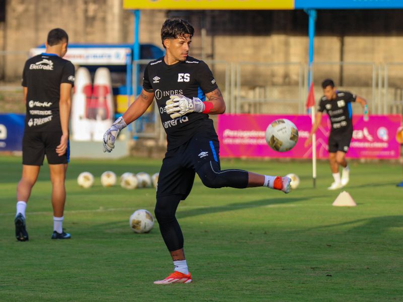 El portero de la Selecta Mario González, en la práctica final previo a la última ronda de eliminatorias. Foto: Cortesía Fesfut/LaSelecta