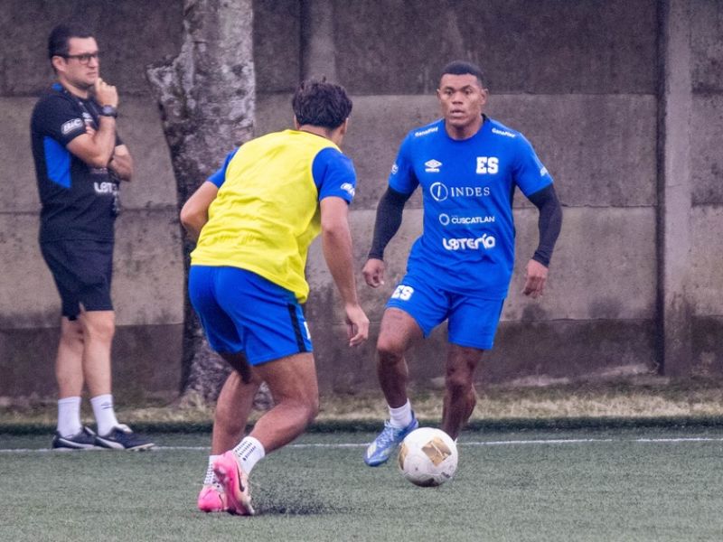 El volante Michell Mercado (d.), en entreno con la Selecta. Foto: Cortesía Fesfut/LaSelecta