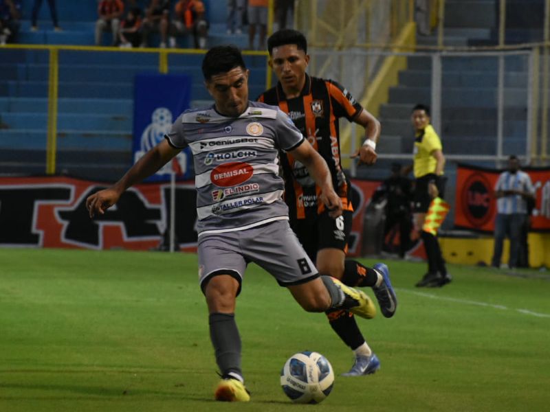 Acciones del CD Águila vs. Isidro Metapán, en la ida de cuartos del Apertura 2025. Julio Amaya (c) domina y lo sigue Dixon Rivas. Foto: Cortesía Carlos Godoy