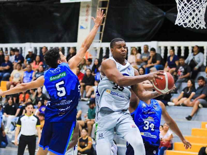 Acciones del juego uno entre Metapán BC vs. Santa Tecla. Foto: Cortesía @LMB_ELSALVADOR