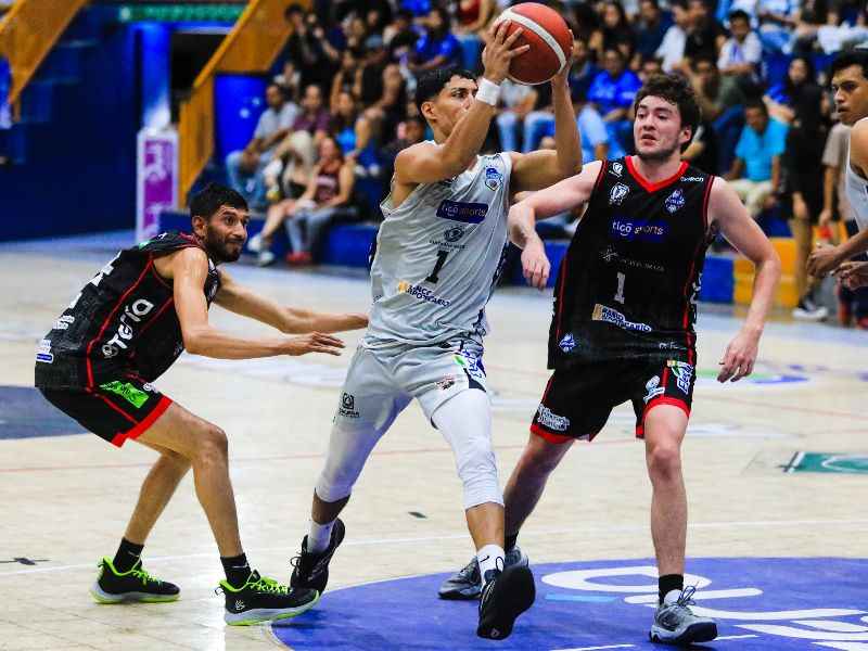 El metapaneco Alejandro Barahona intenta definir, ante dos marcas rivales. | Foto: Cortesía @LMB_ELSALVADOR