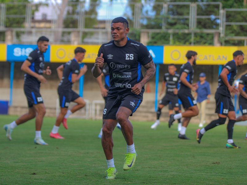 Entrenamiento de la Selecta, para los últimos dos partidos ante Surinam y Panamá, por las eliminatorias mundialistas. En la práctica, el volante Michell Mercado. Foto: Cortesía Fesfut/LaSelecta