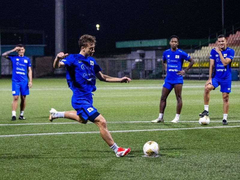 El delantero de la Selecta, Nathan Ordaz, en el entrenamiento de la Selecta en Surinam. Foto: Cortesía Fesfut/LaSelecta