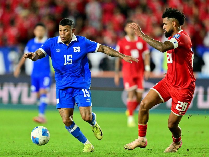 Duelo Panamá vs. la Selecta, en el Rommel Fernández del Canal. En acción, Michell Mercado. Foto: EDH AFP