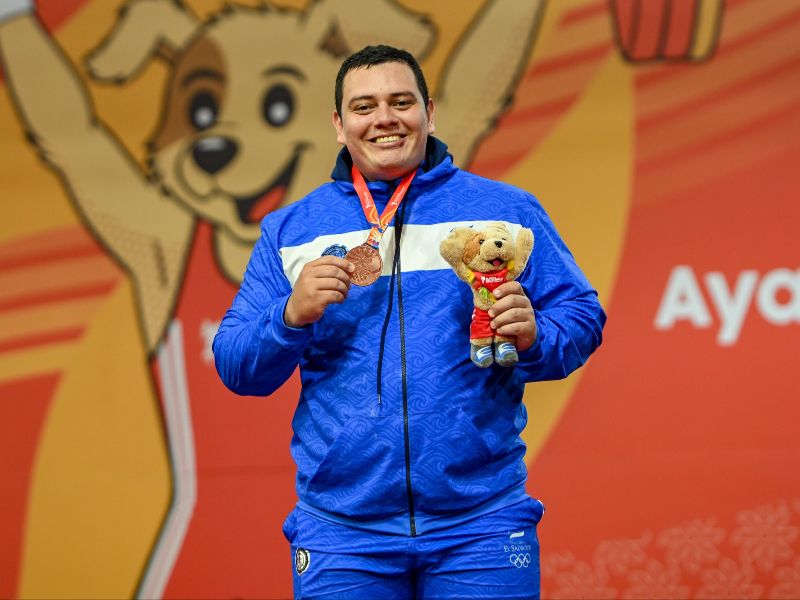 El pesista Rodrigo Morales, con su bronce en Bolivarianos. Foto: Cortesía Coes
