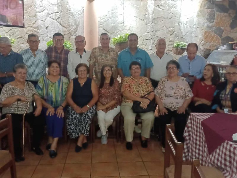 Los profesores de educación física, en la actualidad, una generación que cumple 55 años. Foto: Cortesía Roberto Hernández