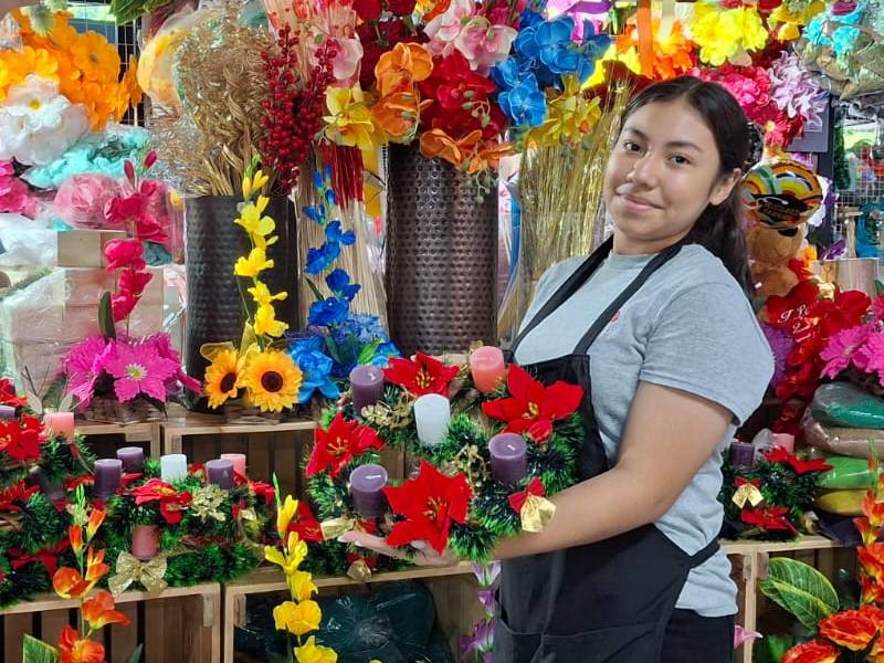 En los puestos 48 y 49 del mercado San Miguelito "Sandra Flowers" tiene listas diversas coronas de Adviento | J. García.