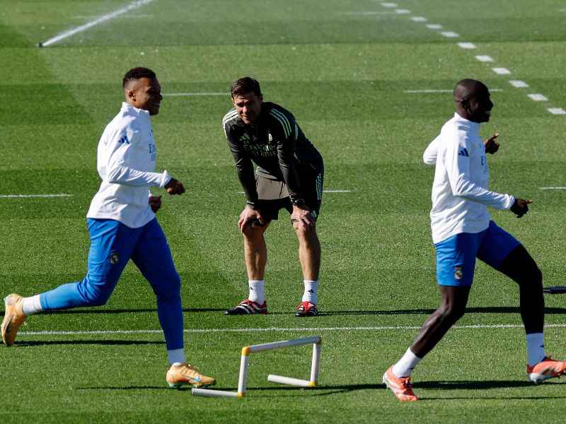 Entrenamiento del Real Madrid, ante la mirada del DT Xabi Alonso. Foto: EDH AFP