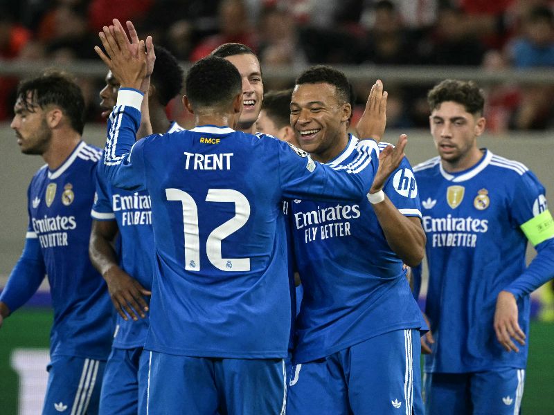El francés Kylian Mbappe (c) celebra con sus compañeros tras marcar el segundo gol del Real Madrir al Olympiakos. Foto: EDH AFP