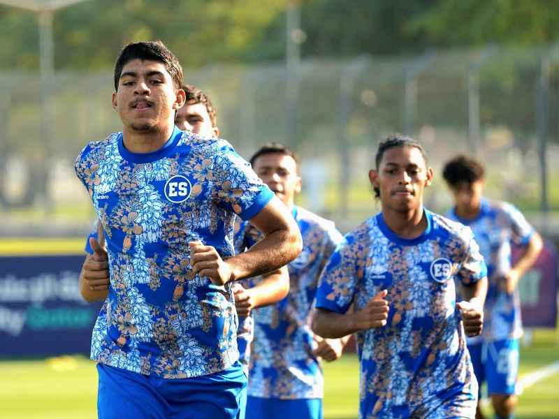 La Selecta Sub 17, en calentamiento antes del duelo ante Colombia. Foto: Cortesía Fesfut/LaSelecta