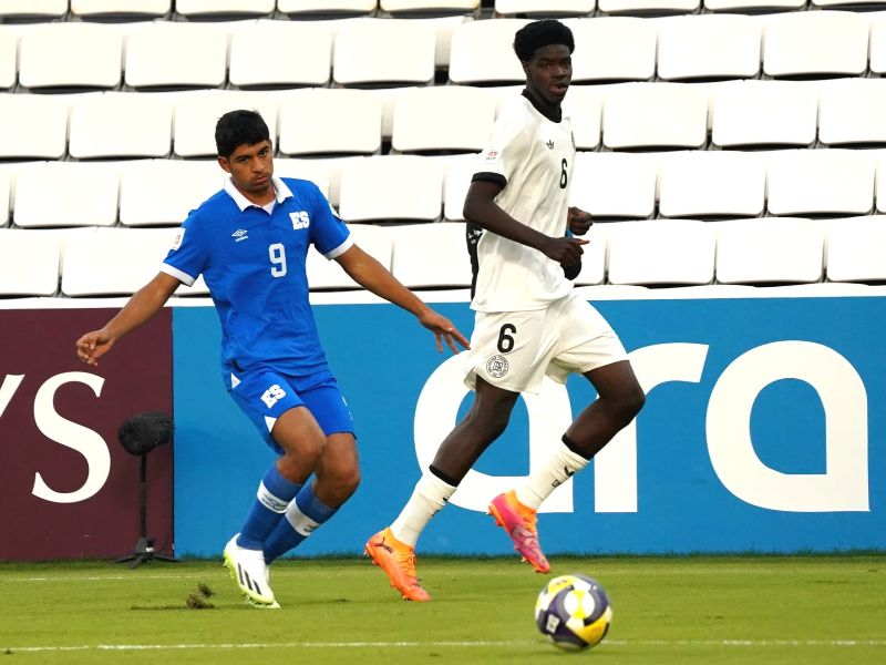 El salvadoreño Luis Tobar (i.), en el partido ante Alemania. Foto: Cortesía Fesfut/LaSelecta