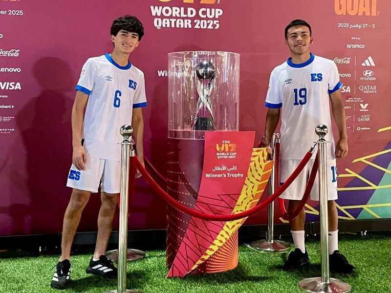 Jugadores de la Selecta Sub 17, en un evento en el Mundial de Qatar 2025. Foto: Cortesía Fesfut/LaSelecta